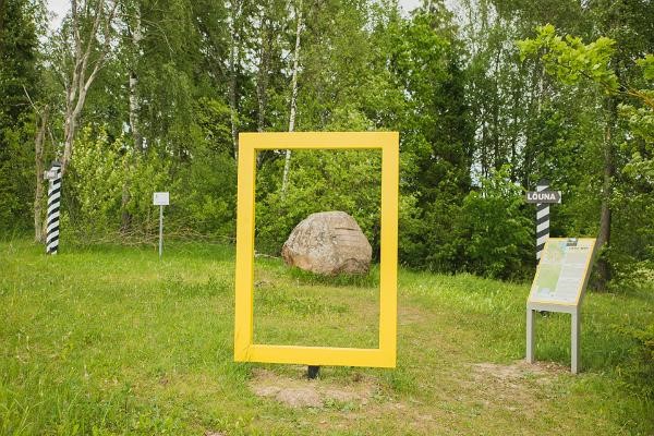 Mandri Eesti keskpunkt on tähistatud National Geographicu kollase aknaga. Puhka Eestis foto