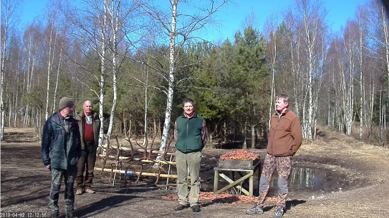 Hirvekaamera lõpetas hooaja. Täname RMK jahindusspetsialiste kes koos kolleegidega hirveplatsi külastajate „ninaesise“ eest hoolitsesid.