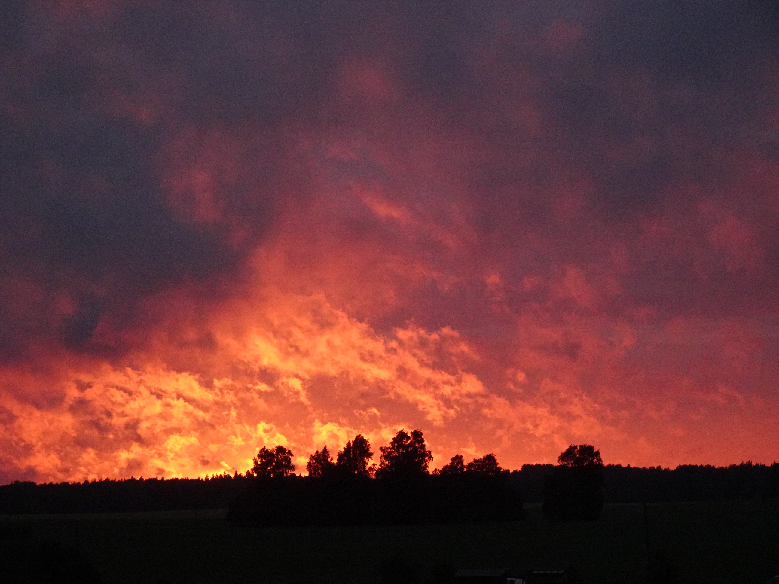 Päikeseloojang sajuse kolmapäeva õhtul Nädala esimesel poolel püsis keskmine õhutemperatuur 13 °C lähedasena ja maksimaalneõhutemperatuur 20 kraadini ei küündin