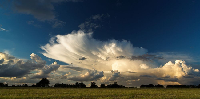 Autor Indrek Vendelin. Pilvepiir 2013 võidufoto. lmselt varsti müristab