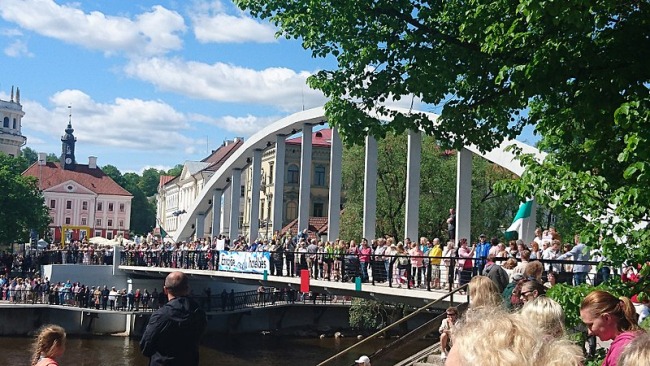 Emajõe kett: meeleavaldus Tartu lähedale kavandatava tselluloositehase vastu Tartus Kaarsillal, 19. mai 2018