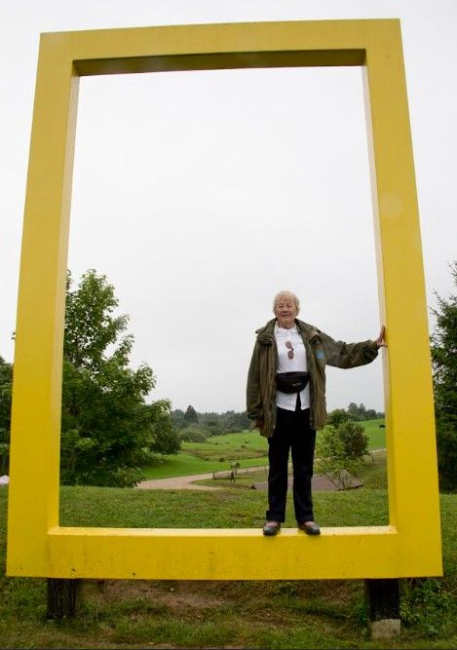Josephine Coleman.  Pildistatud 2016. aastal Lõuna-Eestis Uhtjärve kaldal, National Geographic kollase kastiga