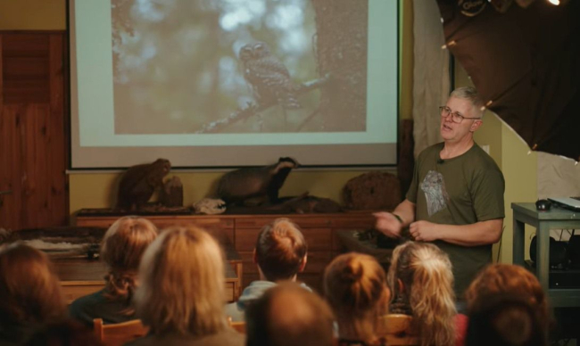  Janek Joab rääkimas lugusid.