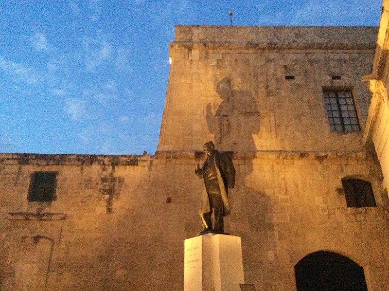 File:!! Commemorative monument and shade on St James Cavallier.jpg