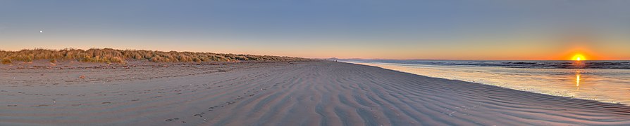 The sun and the moon in South New Brighton's beach, New Zealand.jpg