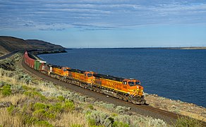BNSF GE Dash-9 C44-9W Kennewick - Wishram WA.jpg