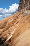 Granite cliff with feldspar crystals in Loddebo 2.jpg